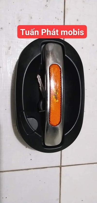 Tay nắm cốp xe TB82
